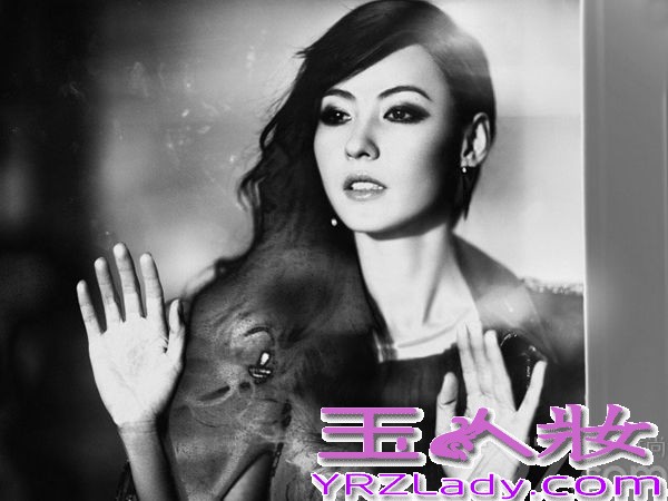 还记得张柏芝刚出道时那清丽秀美的形象吗？虽然经历了后来的艳照门，以及最后的离婚风波，但个性出众的张柏芝依然坚强勇敢，相信大家都想知道经历过这么多挫折后的张柏芝生活近况如何？其实离婚后的张柏芝把全部精力都放在了事业和两个儿子身上，下面就跟随小编一块来看看这组张柏芝生活照写真吧，真不愧是人人羡慕的性感辣妈呀！