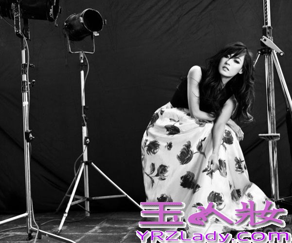 还记得张柏芝刚出道时那清丽秀美的形象吗？虽然经历了后来的艳照门，以及最后的离婚风波，但个性出众的张柏芝依然坚强勇敢，相信大家都想知道经历过这么多挫折后的张柏芝生活近况如何？其实离婚后的张柏芝把全部精力都放在了事业和两个儿子身上，下面就跟随小编一块来看看这组张柏芝生活照写真吧，真不愧是人人羡慕的性感辣妈呀！