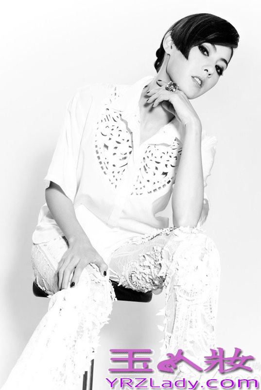 还记得张柏芝刚出道时那清丽秀美的形象吗？虽然经历了后来的艳照门，以及最后的离婚风波，但个性出众的张柏芝依然坚强勇敢，相信大家都想知道经历过这么多挫折后的张柏芝生活近况如何？其实离婚后的张柏芝把全部精力都放在了事业和两个儿子身上，下面就跟随小编一块来看看这组张柏芝生活照写真吧，真不愧是人人羡慕的性感辣妈呀！