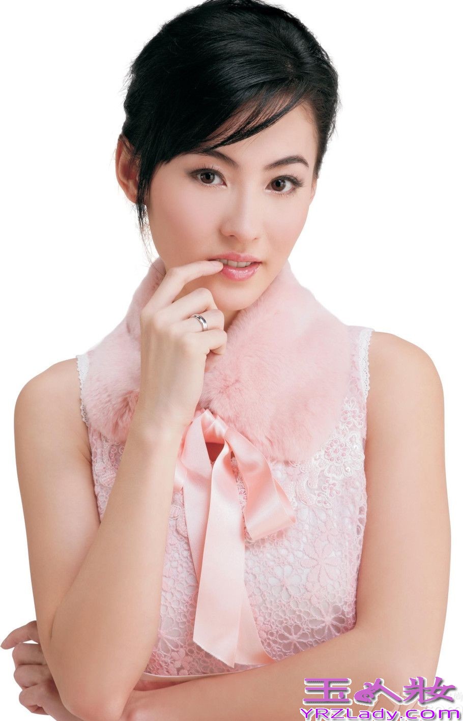 还记得张柏芝刚出道时那清丽秀美的形象吗？虽然经历了后来的艳照门，以及最后的离婚风波，但个性出众的张柏芝依然坚强勇敢，相信大家都想知道经历过这么多挫折后的张柏芝生活近况如何？其实离婚后的张柏芝把全部精力都放在了事业和两个儿子身上，下面就跟随小编一块来看看这组张柏芝生活照写真吧，真不愧是人人羡慕的性感辣妈呀！