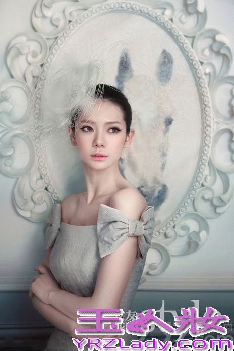 <p>最近戚薇与李承铉的恋情被炒作的沸沸扬扬，戚薇的人气更是一路飙升。今天小编为大家带来了人气女星戚薇的最新大片，复古头饰造型创意十足。</p>