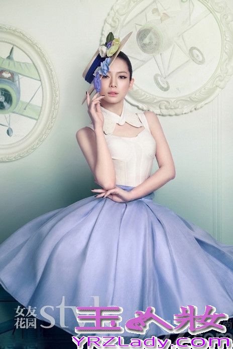 <p>最近戚薇与李承铉的恋情被炒作的沸沸扬扬，戚薇的人气更是一路飙升。今天小编为大家带来了人气女星戚薇的最新大片，复古头饰造型创意十足。</p>