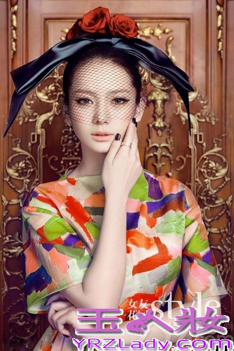 <p>最近戚薇与李承铉的恋情被炒作的沸沸扬扬，戚薇的人气更是一路飙升。今天小编为大家带来了人气女星戚薇的最新大片，复古头饰造型创意十足。</p>