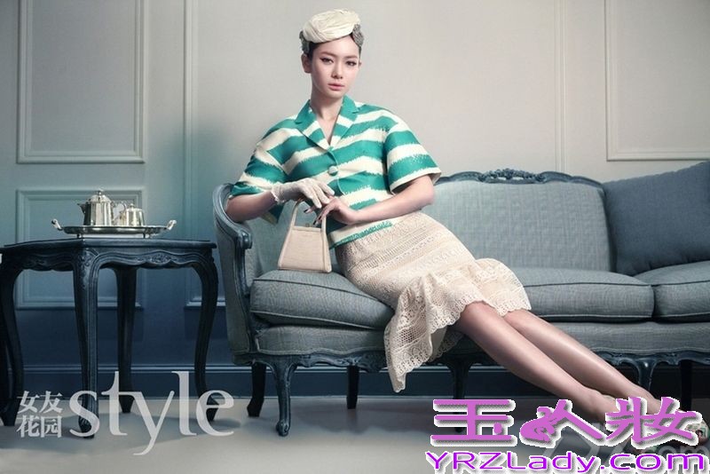 <p>最近戚薇与李承铉的恋情被炒作的沸沸扬扬，戚薇的人气更是一路飙升。今天小编为大家带来了人气女星戚薇的最新大片，复古头饰造型创意十足。</p>