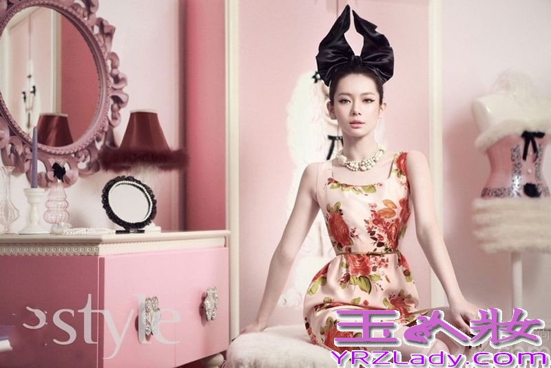 <p>最近戚薇与李承铉的恋情被炒作的沸沸扬扬，戚薇的人气更是一路飙升。今天小编为大家带来了人气女星戚薇的最新大片，复古头饰造型创意十足。</p>