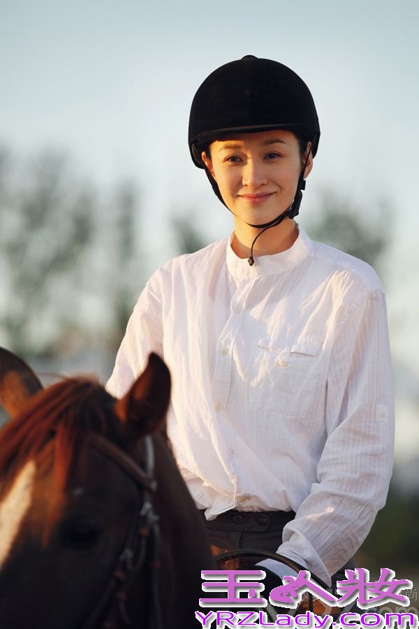 由导演杨阳执导的都市情感剧《今夜天使降临》将于7月31日播出。今日（7月17日），网上曝光一组剧照，李小冉饰演女主角——“辣妈”林婷多款造型曝光，剧中这位产科医生被称为80后女性的代表，上演一段关于孕事和情事的精彩故事。