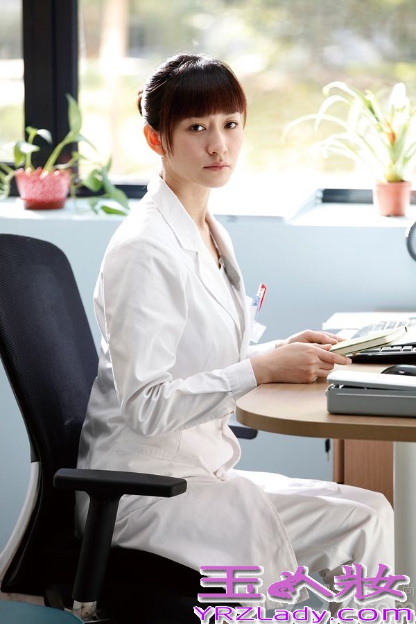 由导演杨阳执导的都市情感剧《今夜天使降临》将于7月31日播出。今日（7月17日），网上曝光一组剧照，李小冉饰演女主角——“辣妈”林婷多款造型曝光，剧中这位产科医生被称为80后女性的代表，上演一段关于孕事和情事的精彩故事。