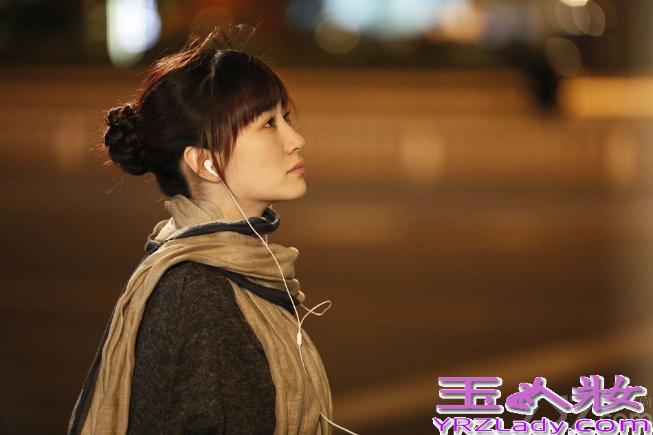 由导演杨阳执导的都市情感剧《今夜天使降临》将于7月31日播出。今日（7月17日），网上曝光一组剧照，李小冉饰演女主角——“辣妈”林婷多款造型曝光，剧中这位产科医生被称为80后女性的代表，上演一段关于孕事和情事的精彩故事。