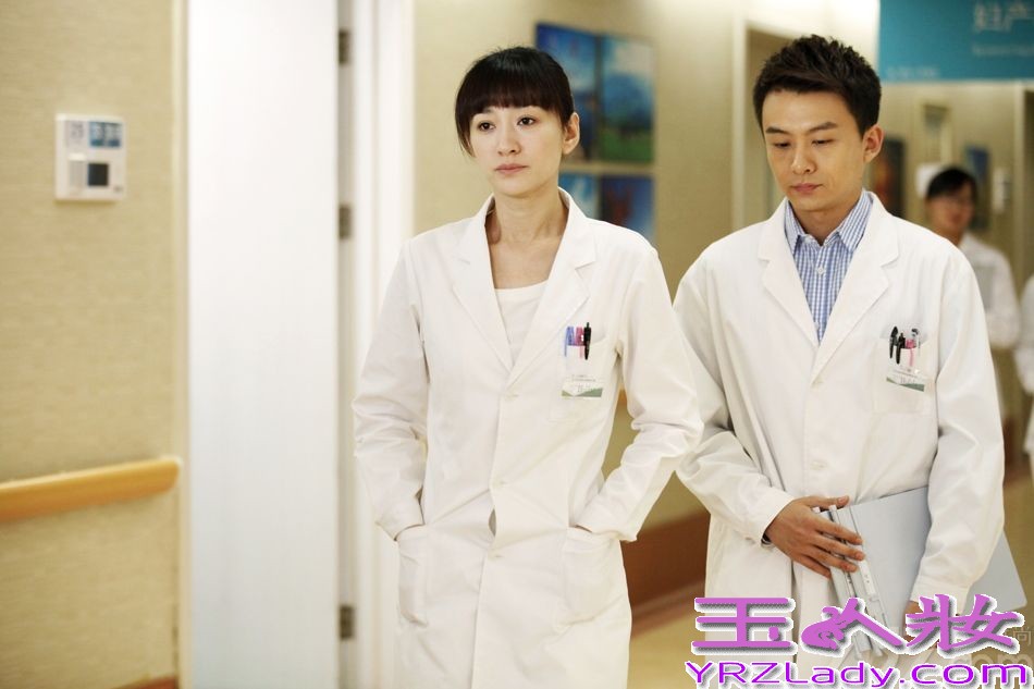 由导演杨阳执导的都市情感剧《今夜天使降临》将于7月31日播出。今日（7月17日），网上曝光一组剧照，李小冉饰演女主角——“辣妈”林婷多款造型曝光，剧中这位产科医生被称为80后女性的代表，上演一段关于孕事和情事的精彩故事。