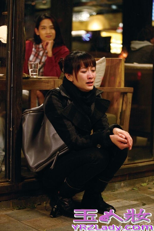 由导演杨阳执导的都市情感剧《今夜天使降临》将于7月31日播出。今日（7月17日），网上曝光一组剧照，李小冉饰演女主角——“辣妈”林婷多款造型曝光，剧中这位产科医生被称为80后女性的代表，上演一段关于孕事和情事的精彩故事。