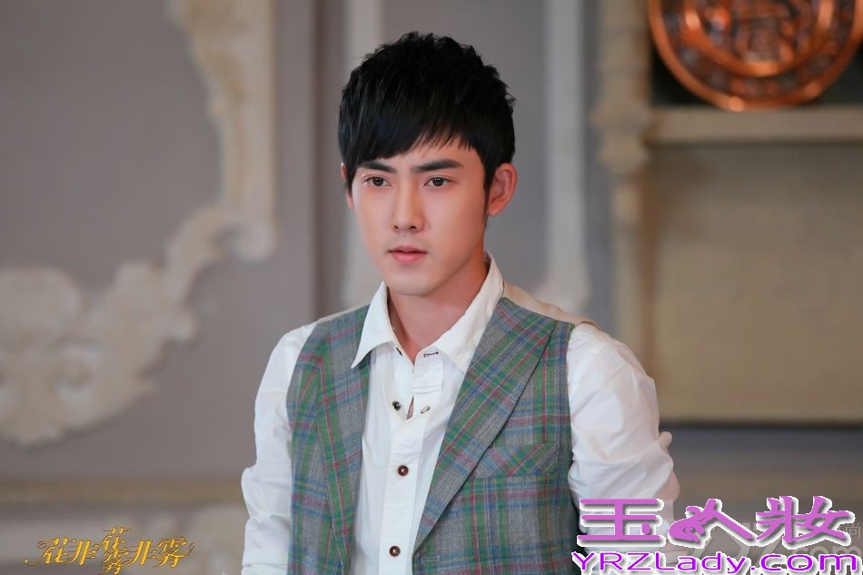 琼瑶全新创作《花非花雾非雾》将于8月6日登陆湖南卫视，近日，该剧曝光男主角个人剧照，张睿、邓伦、高梓淇剧中形象悉数曝光，艺术学院高材生、职场绅士型男、90后小清新各式花样美男让人期待不已。