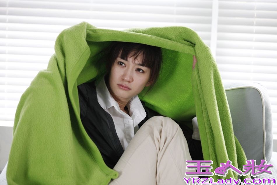 由导演杨阳执导的都市情感剧《今夜天使降临》将于7月31日播出。今日（7月17日），网上曝光一组剧照，李小冉饰演女主角——“辣妈”林婷多款造型曝光，剧中这位产科医生被称为80后女性的代表，上演一段关于孕事和情事的精彩故事。