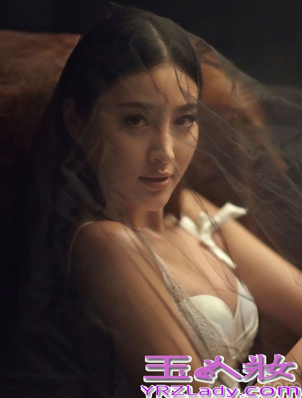 新版“潘金莲”扮演者甘婷婷为某杂志拍摄时尚写真，身穿柔美内衣展露好身材。为了营造不一样的女性魅力，选用黑色薄纱笼罩起来，瞬间多了分神秘感。