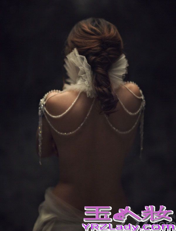 新版“潘金莲”扮演者甘婷婷为某杂志拍摄时尚写真，身穿柔美内衣展露好身材。为了营造不一样的女性魅力，选用黑色薄纱笼罩起来，瞬间多了分神秘感。