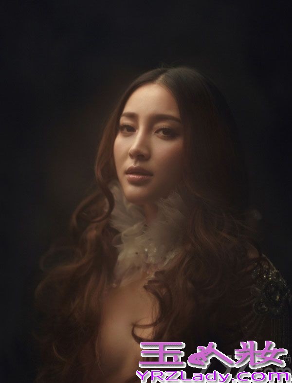 新版“潘金莲”扮演者甘婷婷为某杂志拍摄时尚写真，身穿柔美内衣展露好身材。为了营造不一样的女性魅力，选用黑色薄纱笼罩起来，瞬间多了分神秘感。