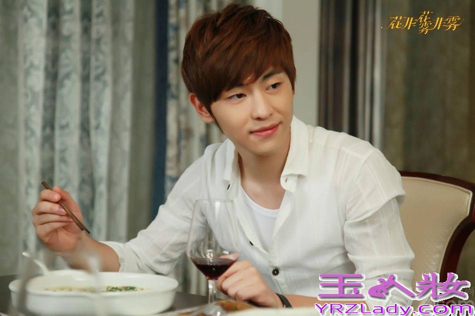 琼瑶全新创作《花非花雾非雾》将于8月6日登陆湖南卫视，近日，该剧曝光男主角个人剧照，张睿、邓伦、高梓淇剧中形象悉数曝光，艺术学院高材生、职场绅士型男、90后小清新各式花样美男让人期待不已。