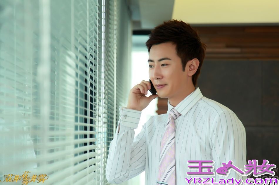 琼瑶全新创作《花非花雾非雾》将于8月6日登陆湖南卫视，近日，该剧曝光男主角个人剧照，张睿、邓伦、高梓淇剧中形象悉数曝光，艺术学院高材生、职场绅士型男、90后小清新各式花样美男让人期待不已。