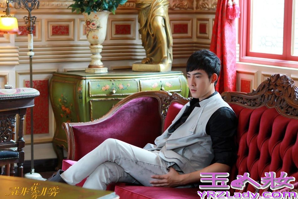 琼瑶全新创作《花非花雾非雾》将于8月6日登陆湖南卫视，近日，该剧曝光男主角个人剧照，张睿、邓伦、高梓淇剧中形象悉数曝光，艺术学院高材生、职场绅士型男、90后小清新各式花样美男让人期待不已。