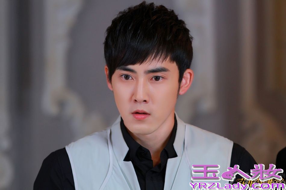 琼瑶全新创作《花非花雾非雾》将于8月6日登陆湖南卫视，近日，该剧曝光男主角个人剧照，张睿、邓伦、高梓淇剧中形象悉数曝光，艺术学院高材生、职场绅士型男、90后小清新各式花样美男让人期待不已。