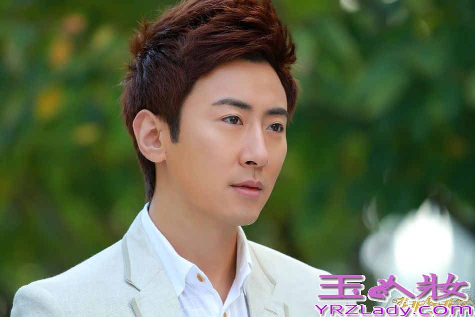 琼瑶全新创作《花非花雾非雾》将于8月6日登陆湖南卫视，近日，该剧曝光男主角个人剧照，张睿、邓伦、高梓淇剧中形象悉数曝光，艺术学院高材生、职场绅士型男、90后小清新各式花样美男让人期待不已。