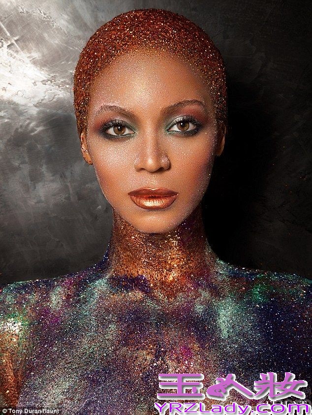 据英国《每日邮报》10日报道，流行天后碧昂丝（Beyonce）登上《Flaunt》杂志封面，全身涂满闪闪发光的金粉，一展性感惹火身材，全裸出镜，比之前所有拍摄图片更性感大胆。据悉，这可能是碧昂丝迄今为止拍摄的最为暴露的图片。