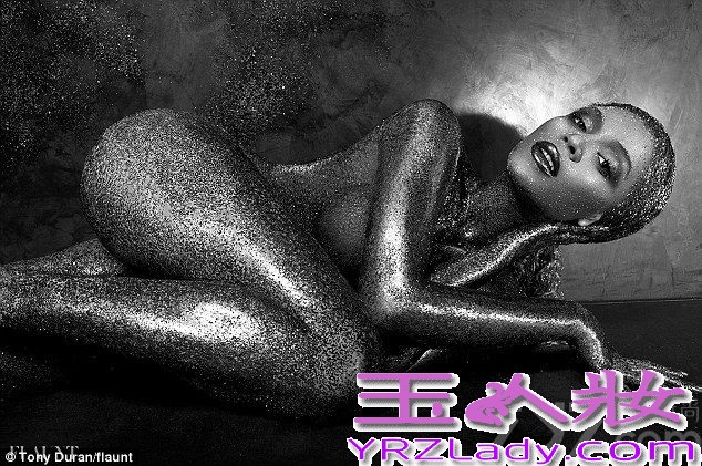 据英国《每日邮报》10日报道，流行天后碧昂丝（Beyonce）登上《Flaunt》杂志封面，全身涂满闪闪发光的金粉，一展性感惹火身材，全裸出镜，比之前所有拍摄图片更性感大胆。据悉，这可能是碧昂丝迄今为止拍摄的最为暴露的图片。
