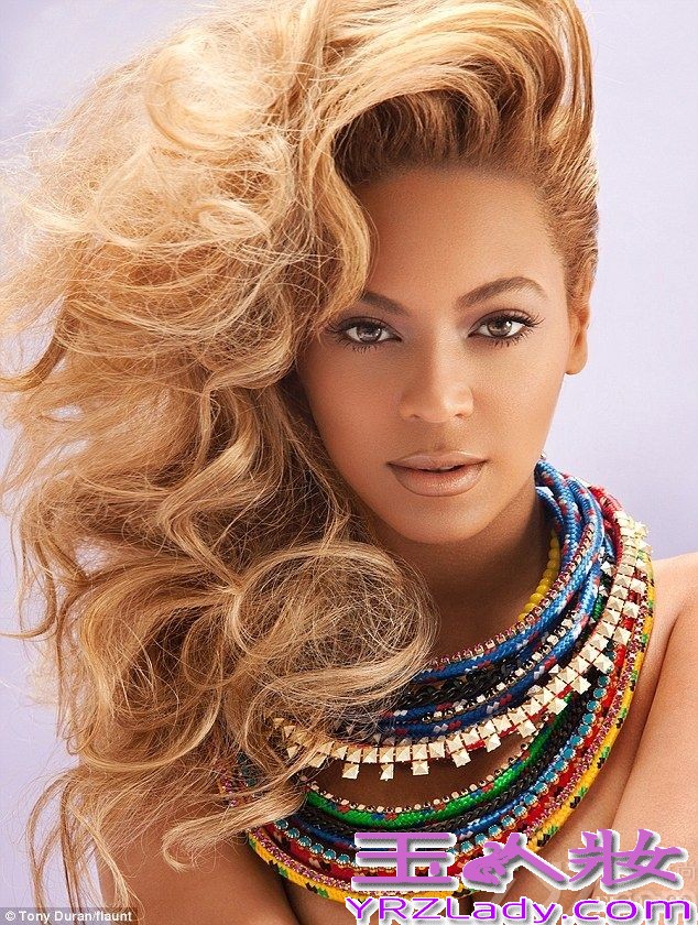 据英国《每日邮报》10日报道，流行天后碧昂丝（Beyonce）登上《Flaunt》杂志封面，全身涂满闪闪发光的金粉，一展性感惹火身材，全裸出镜，比之前所有拍摄图片更性感大胆。据悉，这可能是碧昂丝迄今为止拍摄的最为暴露的图片。