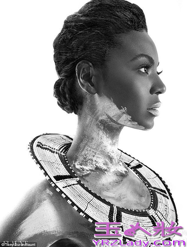 据英国《每日邮报》10日报道，流行天后碧昂丝（Beyonce）登上《Flaunt》杂志封面，全身涂满闪闪发光的金粉，一展性感惹火身材，全裸出镜，比之前所有拍摄图片更性感大胆。据悉，这可能是碧昂丝迄今为止拍摄的最为暴露的图片。