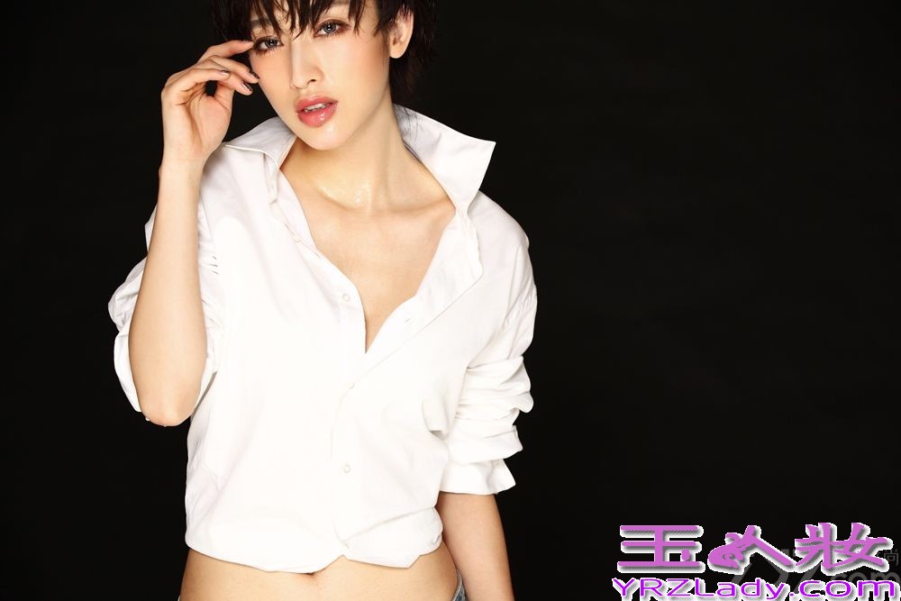 日前，新剧女神张俪曝出一组夏日湿身写真，挑战极致诱惑，曼妙身材一览无余。白色衬衫与单宁的完美搭配中展现精致腰线，“俪式时尚”绽放。烈日炎炎，张俪清新迷人的笑容无疑在流火七月带来清凉一夏。那可人的身材和脸蛋都给人直接的视觉冲击，让你眼前一亮。