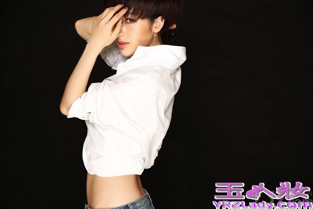 日前，新剧女神张俪曝出一组夏日湿身写真，挑战极致诱惑，曼妙身材一览无余。白色衬衫与单宁的完美搭配中展现精致腰线，“俪式时尚”绽放。烈日炎炎，张俪清新迷人的笑容无疑在流火七月带来清凉一夏。那可人的身材和脸蛋都给人直接的视觉冲击，让你眼前一亮。