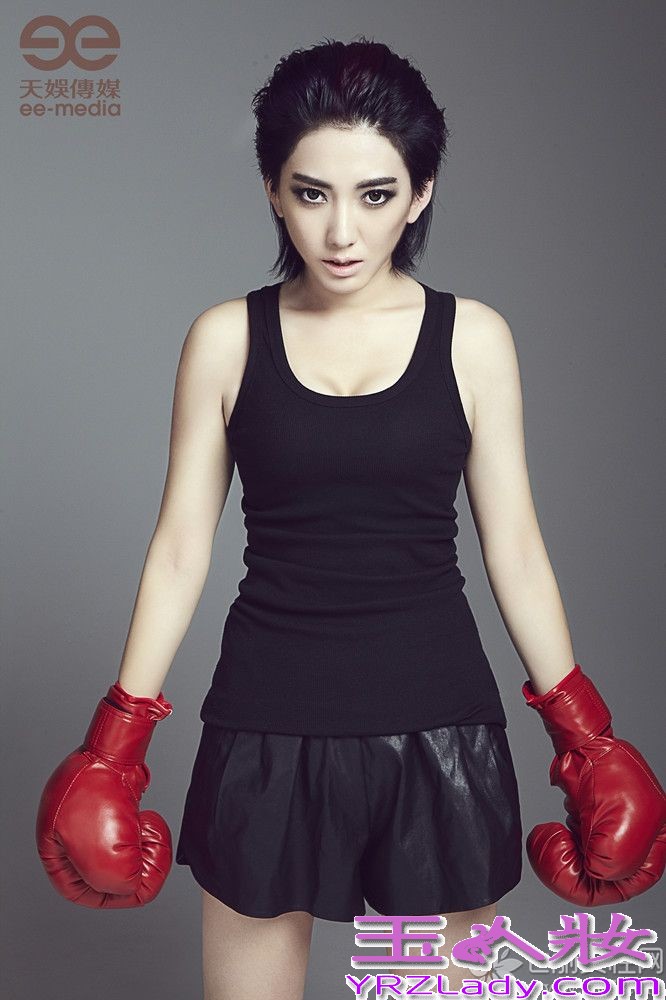 天娱传媒旗下艺人刘忻，今日（5日）曝光了一组最新的宣传写真照片。照片中的刘忻给大家的印象，仿若从此前的风格中跳脱出来，黑色的修身背心将刘忻姣好的身材尽显无疑，搭配黑色的皮质短裤，让大家看到刘忻坚韧与柔美共存的一面。手中的拳击手套更把她酷帅与性感的个性完美融合在一起。而整组照片，以暗黑色系为基调，却让大家看到了刘忻充满坚持的态度和散发自信的光芒。再度出发的刘忻，又多了利落、性感、狂野、炽热的标签，而这些则是这个女孩沉潜一年后的完美蜕变。照片中酷帅的女拳击手造型，配合着充满力量的“出击“动作，让大家充分感受到刘忻的坚决和自信。对于人们印象中一贯清新范儿的刘忻，此次突破的狂野造型更让大家眼前一亮，带来全新的视觉享受，更令人看到刘忻潜藏的无限可能。据悉，刘忻第二张全新大碟也已整装待发，主打歌将于近日全网上线。刘忻在视觉上的突破已经令人惊艳，敬请期待，“拳忻”出击的刘忻将在音乐上带来的双重惊喜！