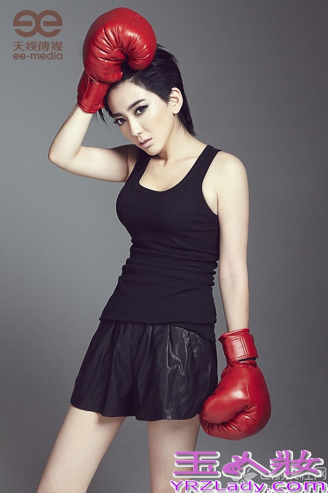 天娱传媒旗下艺人刘忻，今日（5日）曝光了一组最新的宣传写真照片。照片中的刘忻给大家的印象，仿若从此前的风格中跳脱出来，黑色的修身背心将刘忻姣好的身材尽显无疑，搭配黑色的皮质短裤，让大家看到刘忻坚韧与柔美共存的一面。手中的拳击手套更把她酷帅与性感的个性完美融合在一起。而整组照片，以暗黑色系为基调，却让大家看到了刘忻充满坚持的态度和散发自信的光芒。再度出发的刘忻，又多了利落、性感、狂野、炽热的标签，而这些则是这个女孩沉潜一年后的完美蜕变。照片中酷帅的女拳击手造型，配合着充满力量的“出击“动作，让大家充分感受到刘忻的坚决和自信。对于人们印象中一贯清新范儿的刘忻，此次突破的狂野造型更让大家眼前一亮，带来全新的视觉享受，更令人看到刘忻潜藏的无限可能。据悉，刘忻第二张全新大碟也已整装待发，主打歌将于近日全网上线。刘忻在视觉上的突破已经令人惊艳，敬请期待，“拳忻”出击的刘忻将在音乐上带来的双重惊喜！