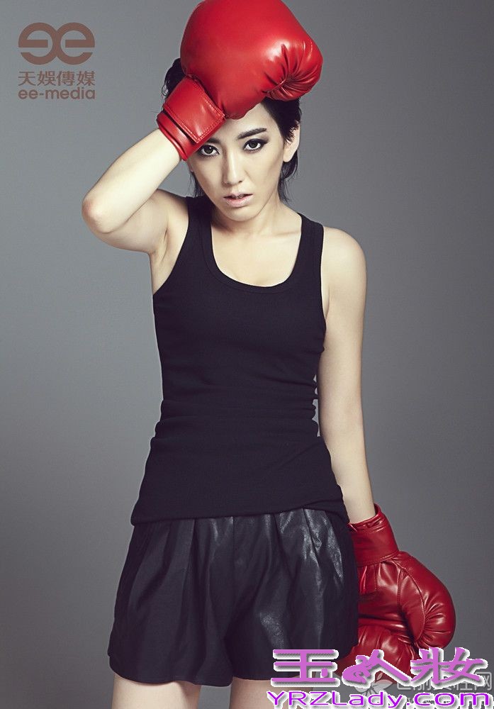 天娱传媒旗下艺人刘忻，今日（5日）曝光了一组最新的宣传写真照片。照片中的刘忻给大家的印象，仿若从此前的风格中跳脱出来，黑色的修身背心将刘忻姣好的身材尽显无疑，搭配黑色的皮质短裤，让大家看到刘忻坚韧与柔美共存的一面。手中的拳击手套更把她酷帅与性感的个性完美融合在一起。而整组照片，以暗黑色系为基调，却让大家看到了刘忻充满坚持的态度和散发自信的光芒。再度出发的刘忻，又多了利落、性感、狂野、炽热的标签，而这些则是这个女孩沉潜一年后的完美蜕变。照片中酷帅的女拳击手造型，配合着充满力量的“出击“动作，让大家充分感受到刘忻的坚决和自信。对于人们印象中一贯清新范儿的刘忻，此次突破的狂野造型更让大家眼前一亮，带来全新的视觉享受，更令人看到刘忻潜藏的无限可能。据悉，刘忻第二张全新大碟也已整装待发，主打歌将于近日全网上线。刘忻在视觉上的突破已经令人惊艳，敬请期待，“拳忻”出击的刘忻将在音乐上带来的双重惊喜！