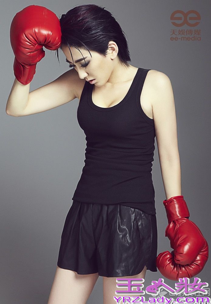 天娱传媒旗下艺人刘忻，今日（5日）曝光了一组最新的宣传写真照片。照片中的刘忻给大家的印象，仿若从此前的风格中跳脱出来，黑色的修身背心将刘忻姣好的身材尽显无疑，搭配黑色的皮质短裤，让大家看到刘忻坚韧与柔美共存的一面。手中的拳击手套更把她酷帅与性感的个性完美融合在一起。而整组照片，以暗黑色系为基调，却让大家看到了刘忻充满坚持的态度和散发自信的光芒。再度出发的刘忻，又多了利落、性感、狂野、炽热的标签，而这些则是这个女孩沉潜一年后的完美蜕变。照片中酷帅的女拳击手造型，配合着充满力量的“出击“动作，让大家充分感受到刘忻的坚决和自信。对于人们印象中一贯清新范儿的刘忻，此次突破的狂野造型更让大家眼前一亮，带来全新的视觉享受，更令人看到刘忻潜藏的无限可能。据悉，刘忻第二张全新大碟也已整装待发，主打歌将于近日全网上线。刘忻在视觉上的突破已经令人惊艳，敬请期待，“拳忻”出击的刘忻将在音乐上带来的双重惊喜！