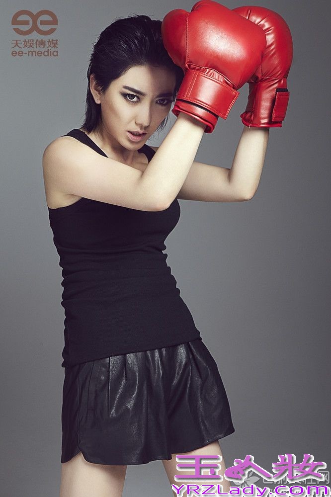 天娱传媒旗下艺人刘忻，今日（5日）曝光了一组最新的宣传写真照片。照片中的刘忻给大家的印象，仿若从此前的风格中跳脱出来，黑色的修身背心将刘忻姣好的身材尽显无疑，搭配黑色的皮质短裤，让大家看到刘忻坚韧与柔美共存的一面。手中的拳击手套更把她酷帅与性感的个性完美融合在一起。而整组照片，以暗黑色系为基调，却让大家看到了刘忻充满坚持的态度和散发自信的光芒。再度出发的刘忻，又多了利落、性感、狂野、炽热的标签，而这些则是这个女孩沉潜一年后的完美蜕变。照片中酷帅的女拳击手造型，配合着充满力量的“出击“动作，让大家充分感受到刘忻的坚决和自信。对于人们印象中一贯清新范儿的刘忻，此次突破的狂野造型更让大家眼前一亮，带来全新的视觉享受，更令人看到刘忻潜藏的无限可能。据悉，刘忻第二张全新大碟也已整装待发，主打歌将于近日全网上线。刘忻在视觉上的突破已经令人惊艳，敬请期待，“拳忻”出击的刘忻将在音乐上带来的双重惊喜！