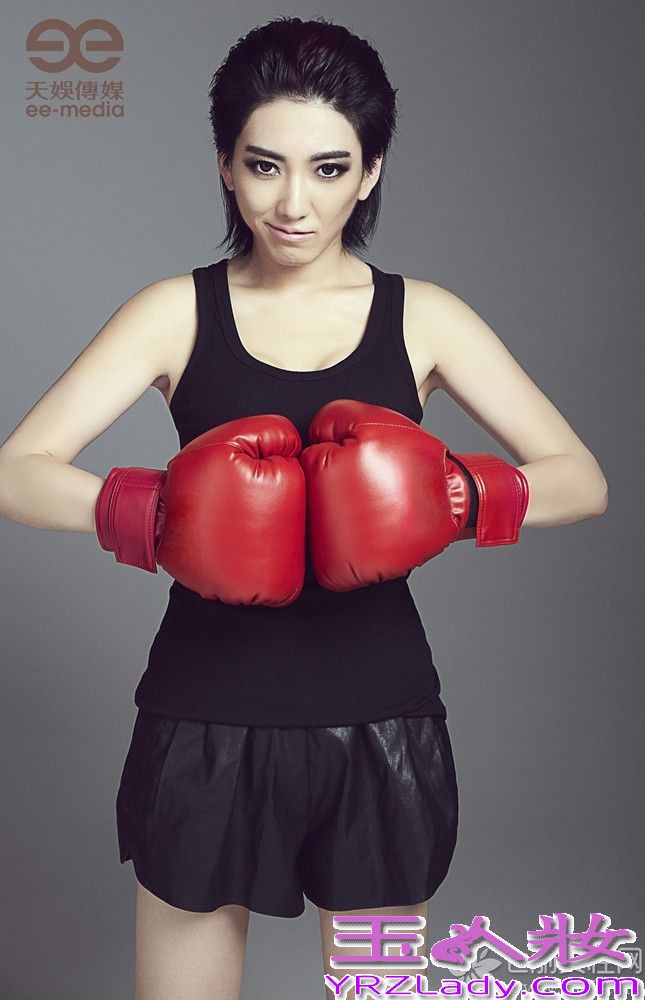 天娱传媒旗下艺人刘忻，今日（5日）曝光了一组最新的宣传写真照片。照片中的刘忻给大家的印象，仿若从此前的风格中跳脱出来，黑色的修身背心将刘忻姣好的身材尽显无疑，搭配黑色的皮质短裤，让大家看到刘忻坚韧与柔美共存的一面。手中的拳击手套更把她酷帅与性感的个性完美融合在一起。而整组照片，以暗黑色系为基调，却让大家看到了刘忻充满坚持的态度和散发自信的光芒。再度出发的刘忻，又多了利落、性感、狂野、炽热的标签，而这些则是这个女孩沉潜一年后的完美蜕变。照片中酷帅的女拳击手造型，配合着充满力量的“出击“动作，让大家充分感受到刘忻的坚决和自信。对于人们印象中一贯清新范儿的刘忻，此次突破的狂野造型更让大家眼前一亮，带来全新的视觉享受，更令人看到刘忻潜藏的无限可能。据悉，刘忻第二张全新大碟也已整装待发，主打歌将于近日全网上线。刘忻在视觉上的突破已经令人惊艳，敬请期待，“拳忻”出击的刘忻将在音乐上带来的双重惊喜！