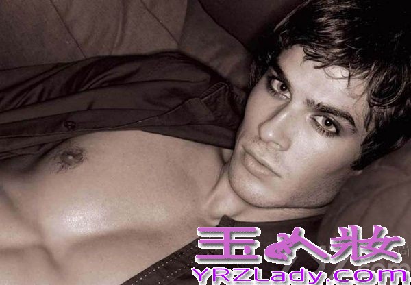 热播美剧《吸血鬼日记》男主角伊恩·萨默海尔德近日受邀为《Butch Hogan》拍摄的全裸写真曝光。 