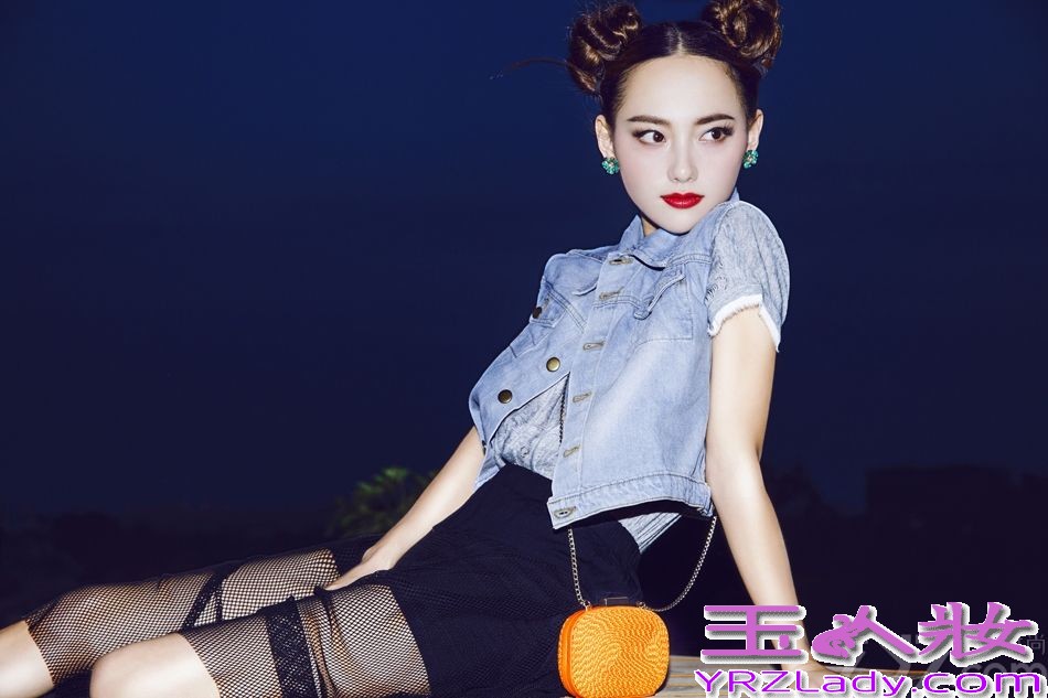 7月17日，内地演员张嘉倪曝光一组杂志写真，片中张嘉倪造型百变，各种风格的服装张扬独特魅力，尽显夏日热情。在正在热播的《精忠岳飞》中，张嘉倪饰演女侠吴素素上演精彩故事。