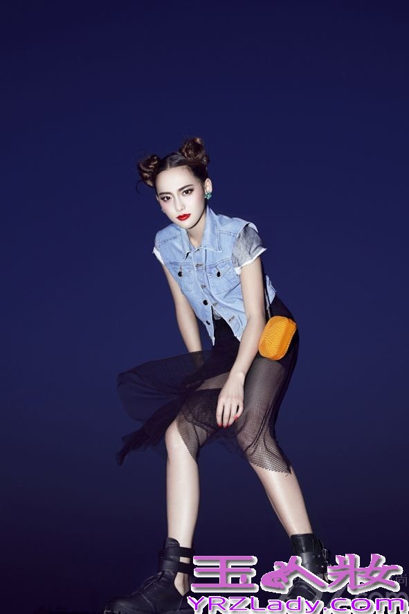 7月17日，内地演员张嘉倪曝光一组杂志写真，片中张嘉倪造型百变，各种风格的服装张扬独特魅力，尽显夏日热情。在正在热播的《精忠岳飞》中，张嘉倪饰演女侠吴素素上演精彩故事。