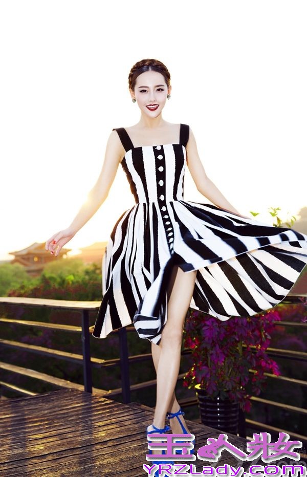 7月17日，内地演员张嘉倪曝光一组杂志写真，片中张嘉倪造型百变，各种风格的服装张扬独特魅力，尽显夏日热情。在正在热播的《精忠岳飞》中，张嘉倪饰演女侠吴素素上演精彩故事。