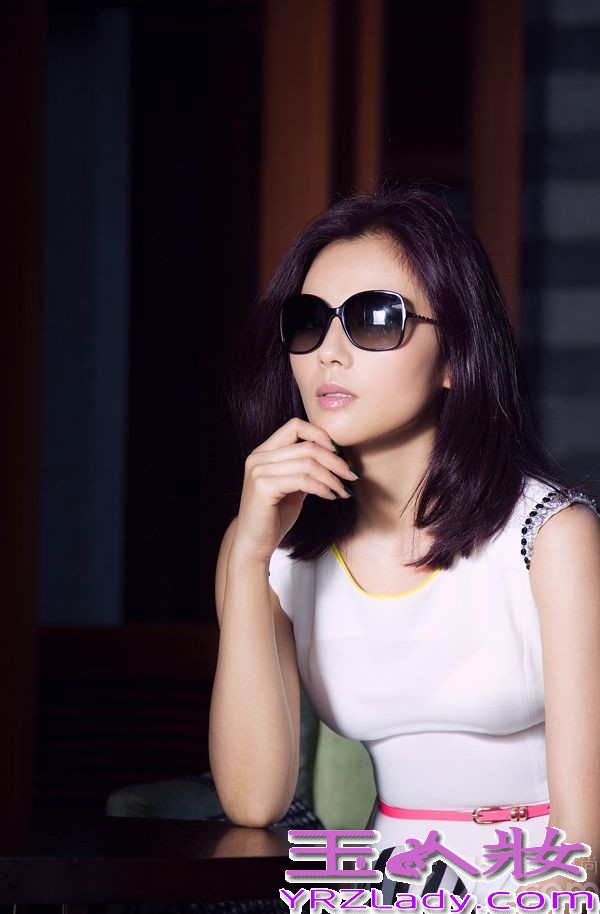 日前，刘涛曝光了一组街拍大片，黑超遮面，御姐范儿十足。融合了当季荷叶边、条纹等流行元素的搭配令人眼前一亮，而刘涛手边的链条包也是百搭的时尚单品。据悉，由刘涛主演的电视剧《今夜天使降临》将于7月31日强势登陆浙江、深圳、陕西等卫视，刘涛在剧中将会有突破性表演。