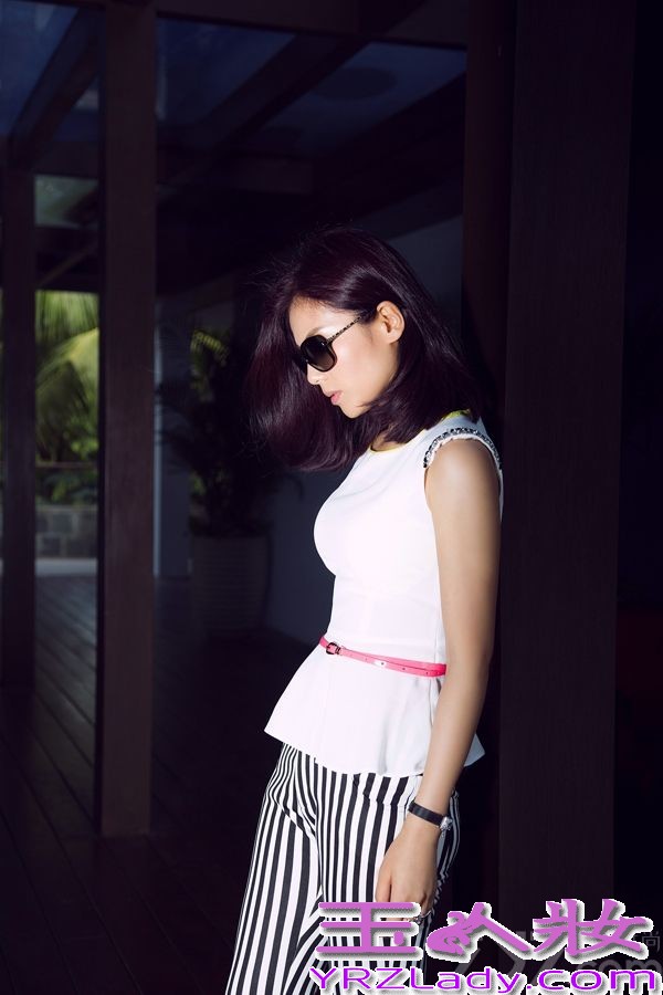 日前，刘涛曝光了一组街拍大片，黑超遮面，御姐范儿十足。融合了当季荷叶边、条纹等流行元素的搭配令人眼前一亮，而刘涛手边的链条包也是百搭的时尚单品。据悉，由刘涛主演的电视剧《今夜天使降临》将于7月31日强势登陆浙江、深圳、陕西等卫视，刘涛在剧中将会有突破性表演。