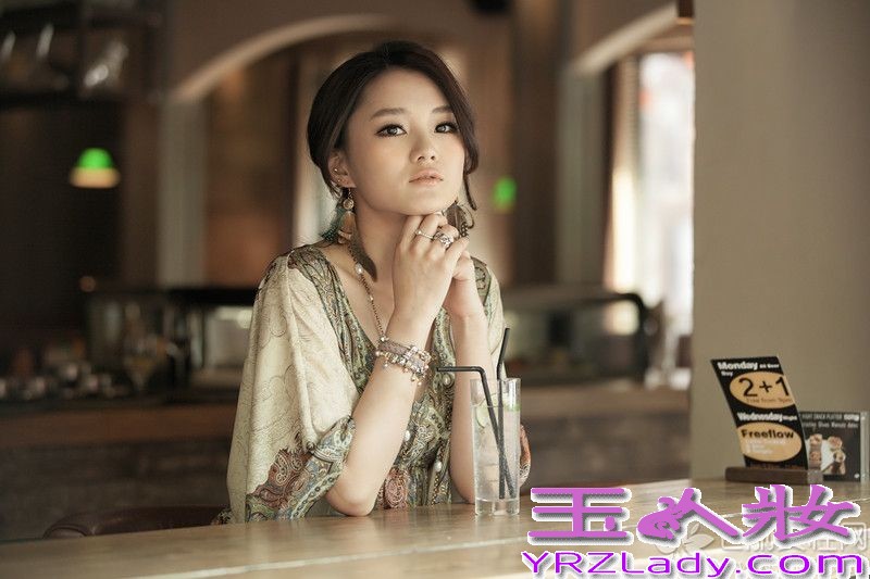 近期，馨子因出演东方卫视职场大戏《杜拉拉之似水年华》中超级傲娇的女白领帕米拉而迅速走红，夺走了女主角杜拉拉的风头，馨子高端洋气的职场女强人形象让人印象深刻，近日曝光了馨子的一组性感高端写真，照片中的她无论是笑含春风流露出的风韵还是若有所思的凝神远方，都展露出文艺复古的性感御姐气质，曾经的苹果女孩已变成熟的魅力女人，职场女王馨子上围激增，深事业线凸显性感身材。三年前被杜拉拉开除的帕米拉心存怨恨的凭借《杜拉拉之似水年华》归来复仇，上演了一场别看生面的职场女人宫心计。