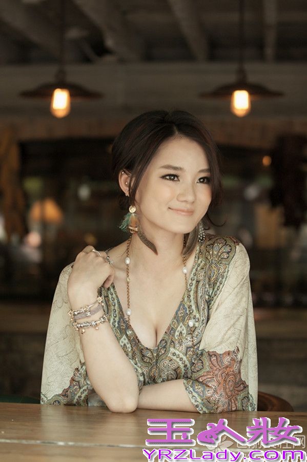 近期，馨子因出演东方卫视职场大戏《杜拉拉之似水年华》中超级傲娇的女白领帕米拉而迅速走红，夺走了女主角杜拉拉的风头，馨子高端洋气的职场女强人形象让人印象深刻，近日曝光了馨子的一组性感高端写真，照片中的她无论是笑含春风流露出的风韵还是若有所思的凝神远方，都展露出文艺复古的性感御姐气质，曾经的苹果女孩已变成熟的魅力女人，职场女王馨子上围激增，深事业线凸显性感身材。三年前被杜拉拉开除的帕米拉心存怨恨的凭借《杜拉拉之似水年华》归来复仇，上演了一场别看生面的职场女人宫心计。