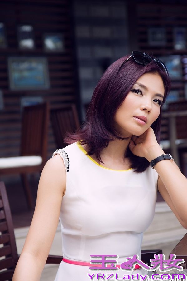 日前，刘涛曝光了一组街拍大片，黑超遮面，御姐范儿十足。融合了当季荷叶边、条纹等流行元素的搭配令人眼前一亮，而刘涛手边的链条包也是百搭的时尚单品。据悉，由刘涛主演的电视剧《今夜天使降临》将于7月31日强势登陆浙江、深圳、陕西等卫视，刘涛在剧中将会有突破性表演。