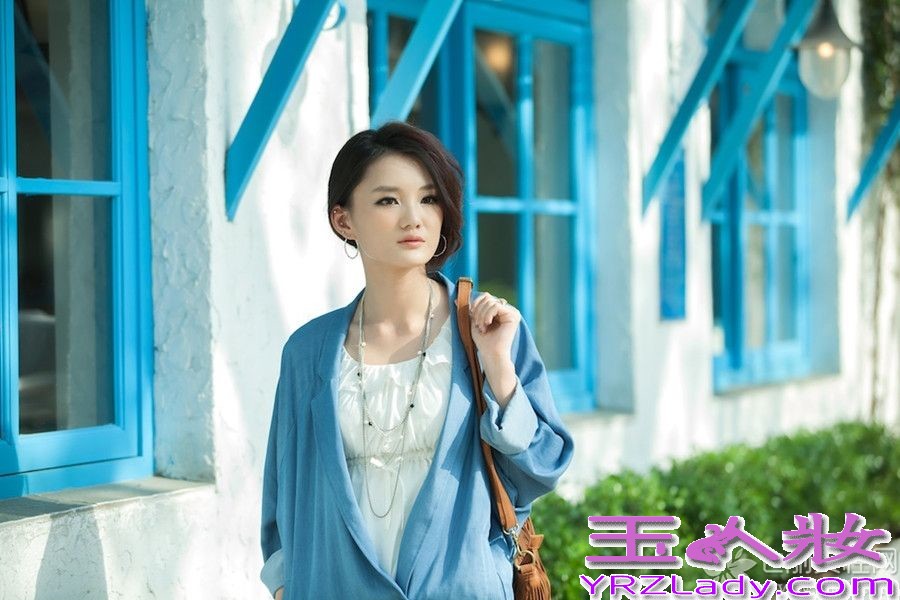 近期，馨子因出演东方卫视职场大戏《杜拉拉之似水年华》中超级傲娇的女白领帕米拉而迅速走红，夺走了女主角杜拉拉的风头，馨子高端洋气的职场女强人形象让人印象深刻，近日曝光了馨子的一组性感高端写真，照片中的她无论是笑含春风流露出的风韵还是若有所思的凝神远方，都展露出文艺复古的性感御姐气质，曾经的苹果女孩已变成熟的魅力女人，职场女王馨子上围激增，深事业线凸显性感身材。三年前被杜拉拉开除的帕米拉心存怨恨的凭借《杜拉拉之似水年华》归来复仇，上演了一场别看生面的职场女人宫心计。