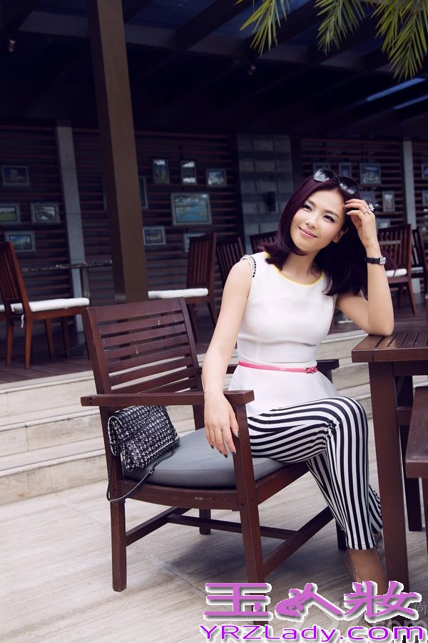 日前，刘涛曝光了一组街拍大片，黑超遮面，御姐范儿十足。融合了当季荷叶边、条纹等流行元素的搭配令人眼前一亮，而刘涛手边的链条包也是百搭的时尚单品。据悉，由刘涛主演的电视剧《今夜天使降临》将于7月31日强势登陆浙江、深圳、陕西等卫视，刘涛在剧中将会有突破性表演。