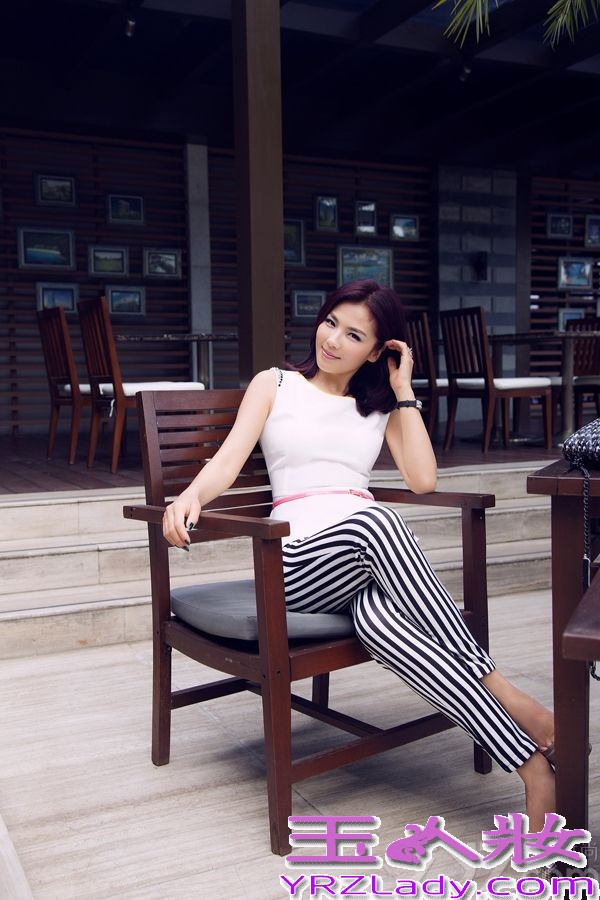 日前，刘涛曝光了一组街拍大片，黑超遮面，御姐范儿十足。融合了当季荷叶边、条纹等流行元素的搭配令人眼前一亮，而刘涛手边的链条包也是百搭的时尚单品。据悉，由刘涛主演的电视剧《今夜天使降临》将于7月31日强势登陆浙江、深圳、陕西等卫视，刘涛在剧中将会有突破性表演。