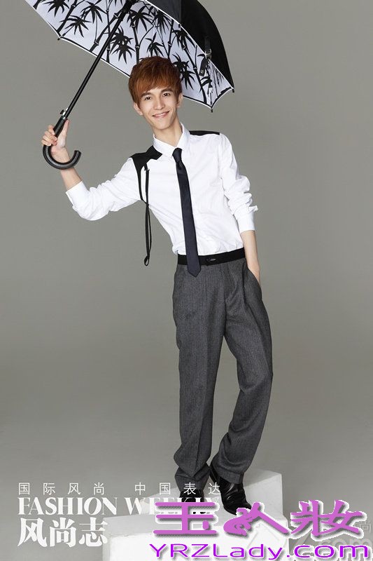 著名作家郭敬明，终于还是开始了他大屏幕的独立尝试。由他亲自改编及执导自己的代表作《小时代》，自上映以来就引起了一片狂热的争议。这次电影将分两集，分别定名为《小时代》、《小时代青木时代》，第二集将于贺岁档上映。2008 年至2012 年，郭敬明连续出版《小时代》三部曲，赢得了大批读者的热烈追捧，而这次电影演出及制作阵容之强大，也成为吸引很多观众到电影院观看的主要理由。“台湾偶像剧教母”柴智屏监制，安晓芬与崔震东制片，人气影星杨幂、柯震东、郭采洁、郭碧婷、姜潮、凤小岳等倾力加盟，帅哥美女时尚看点多多，当然还有让人揪心的情感纠葛、对青春和友谊的真诚歌颂。