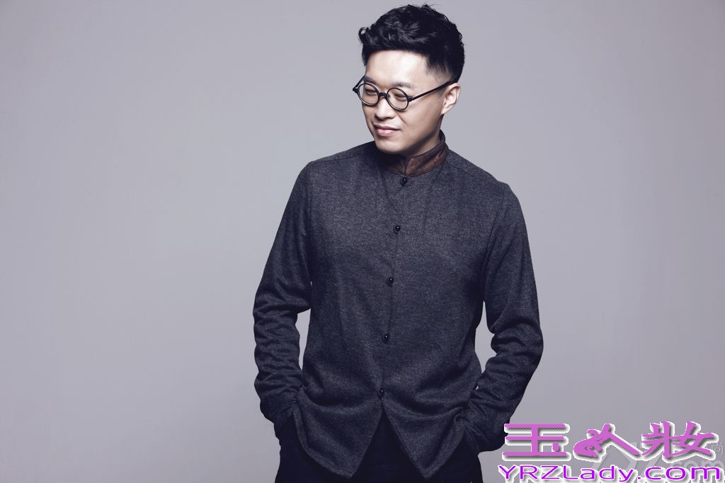 内地少有的80后优秀创作音乐人徐誉滕，为配合其个人第三张原创专辑《阿滕正传》的问世，今日曝光了一组个性实足的写真照。一直以来，提到徐誉滕，人们就会想到其经典的校园派曲风，轻淡地小清新小怀旧小复古，三年后“重返乐坛”终于发行了最新专辑《阿滕正传》，一改往日小清新路线，整张专辑的全部音乐制作部分由徐誉滕一人包办，专辑的包装设计他也参与其中，有媒体人称这张专辑可以说是徐誉滕的自传。徐誉滕的最新形象，随意又不失风格，成功打造成一位个性“音乐熟男”，而圆圆的黑框眼镜，简单利落的发型，从此都是他的全新标志。